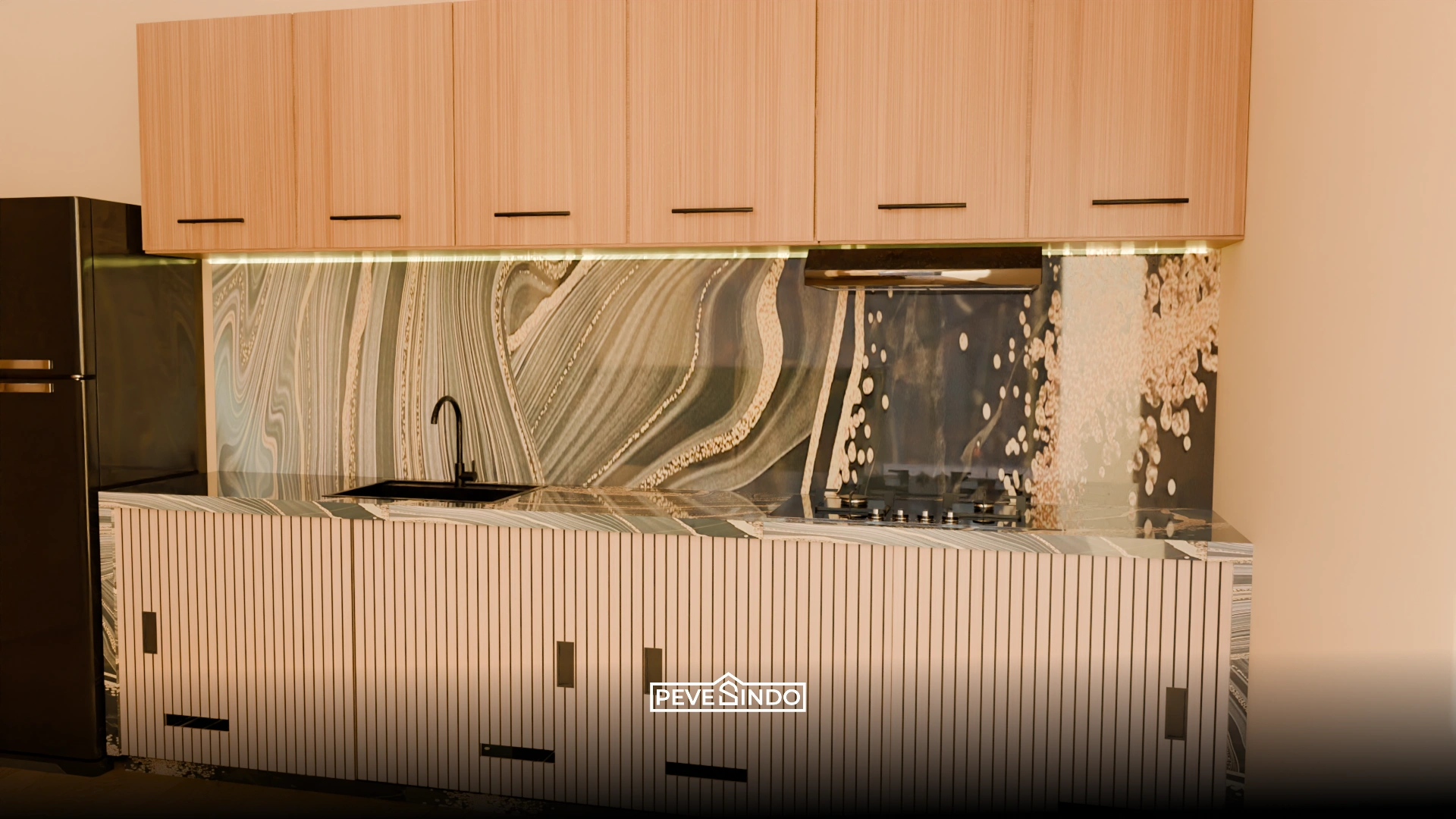 Backsplash dapur mewah bahan UV Board motif marmer putih corak emas dengan pencahayaan LED strip di bawah kabinet gantung.