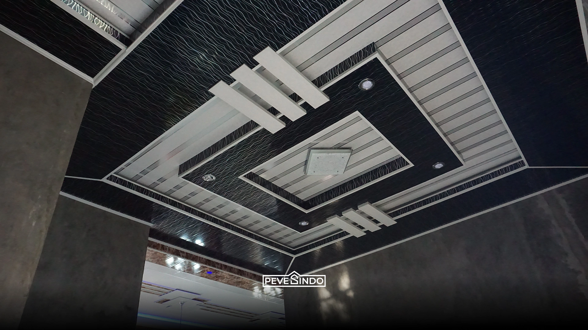 Inspirasi plafon PVC warna hitam glossy kombinasi list emas untuk kesan interior mewah dan elegan.