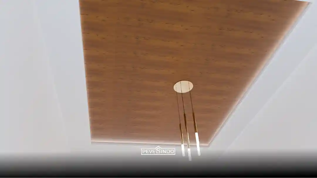 Model plafon PVC motif kayu walnut gelap yang elegan untuk ruang tamu hangat.