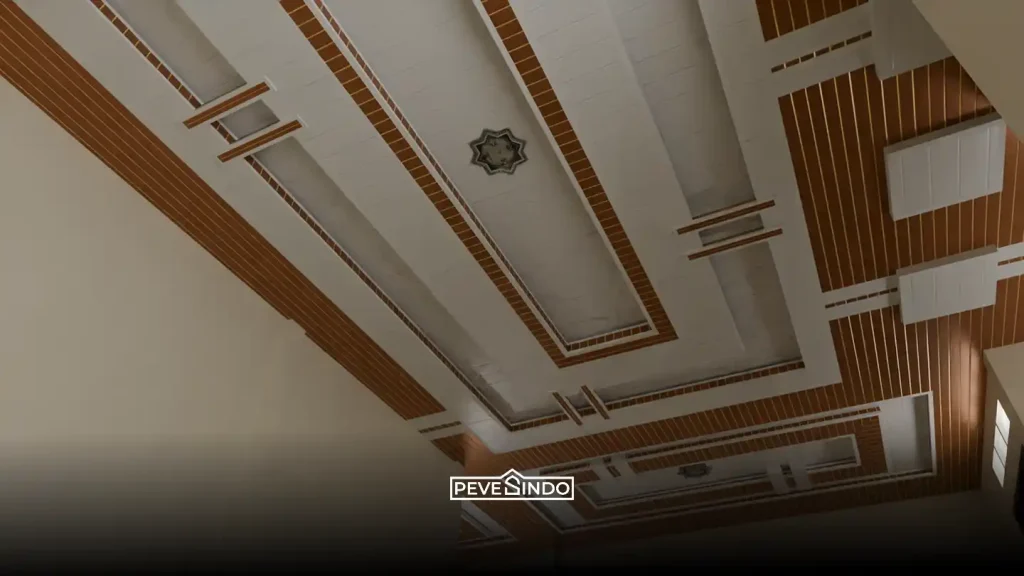 Pembatas ruangan menggunakan teknik plafon PVC drop tanpa dinding pembatas.