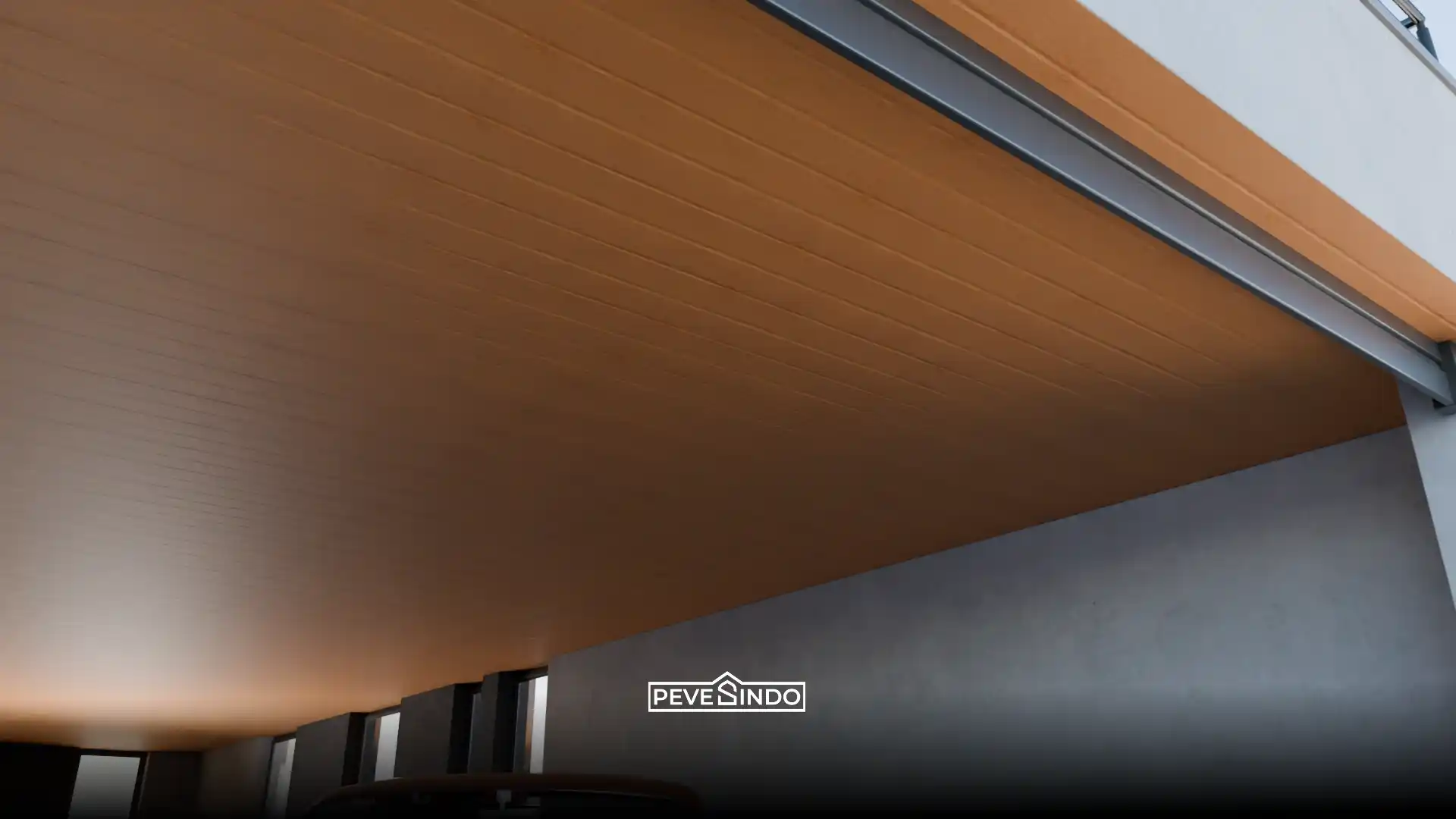 Garasi mobil modern bergaya industrial dengan pengaplikasian plafon PVC motif kayu cokelat natural yang tahan air dan anti rayap.