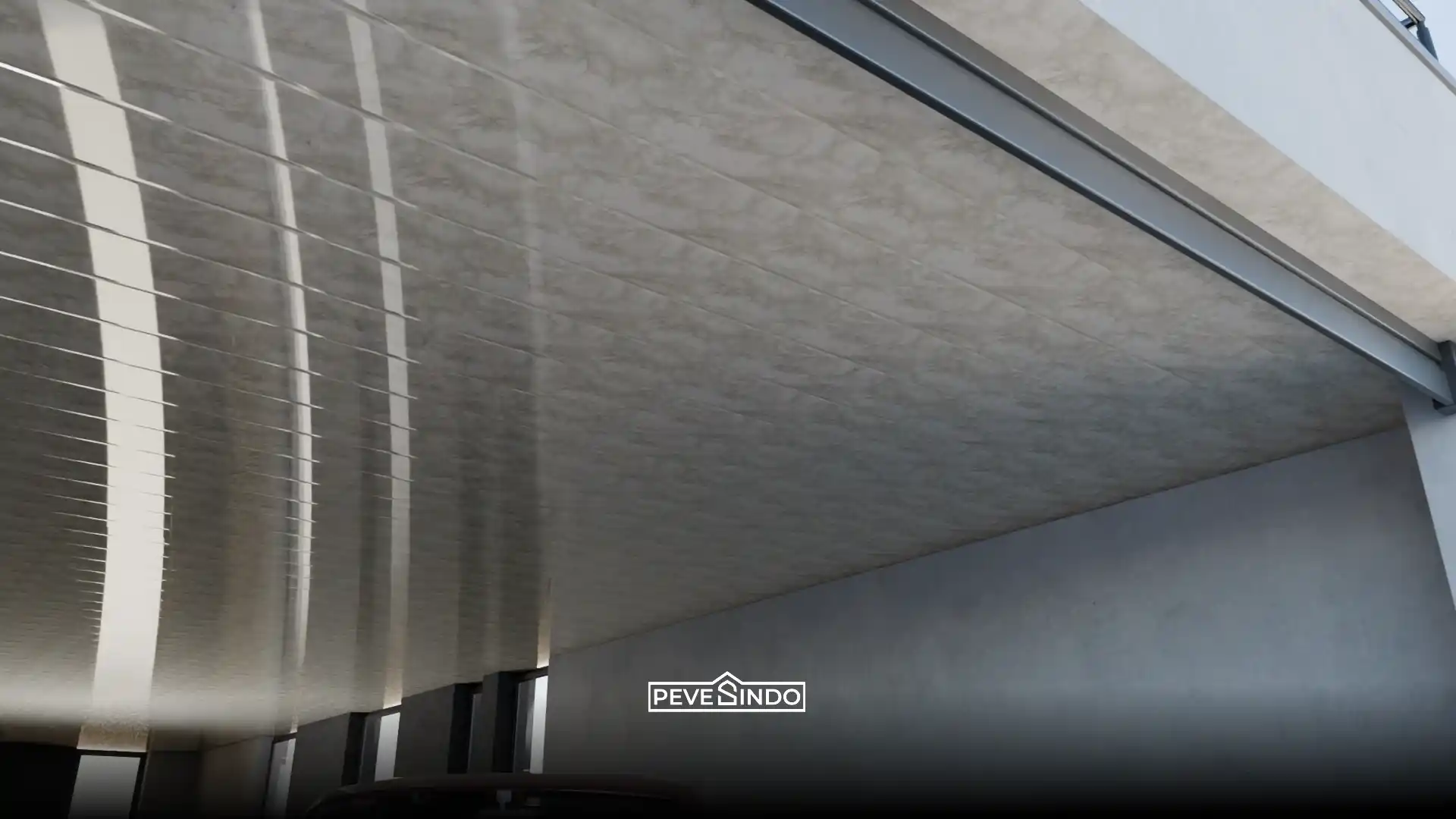 Desain langit-langit garasi modern menggunakan plafon PVC motif marmer glossy yang tahan air dan anti rayap.