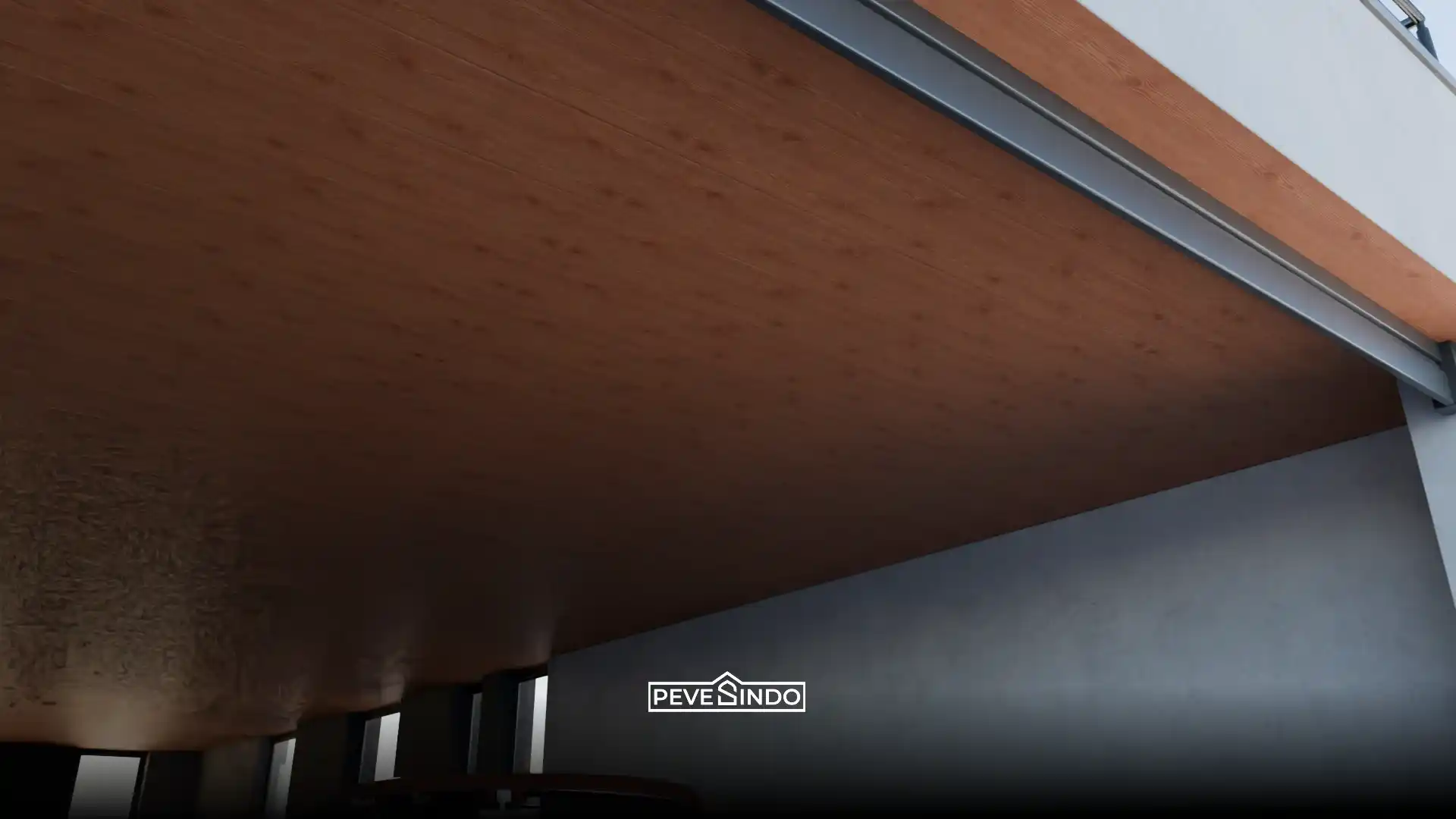 Langit-langit garasi berdesain modern menggunakan plafon PVC motif serat kayu klasik berwarna cokelat yang awet, anti air, dan bebas rayap.