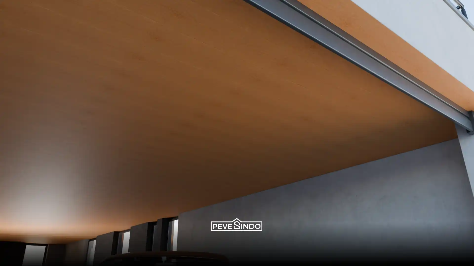 Area garasi mobil bergaya modern dengan pengaplikasian plafon PVC warna cokelat solid yang rapi, anti air, dan bebas rayap.