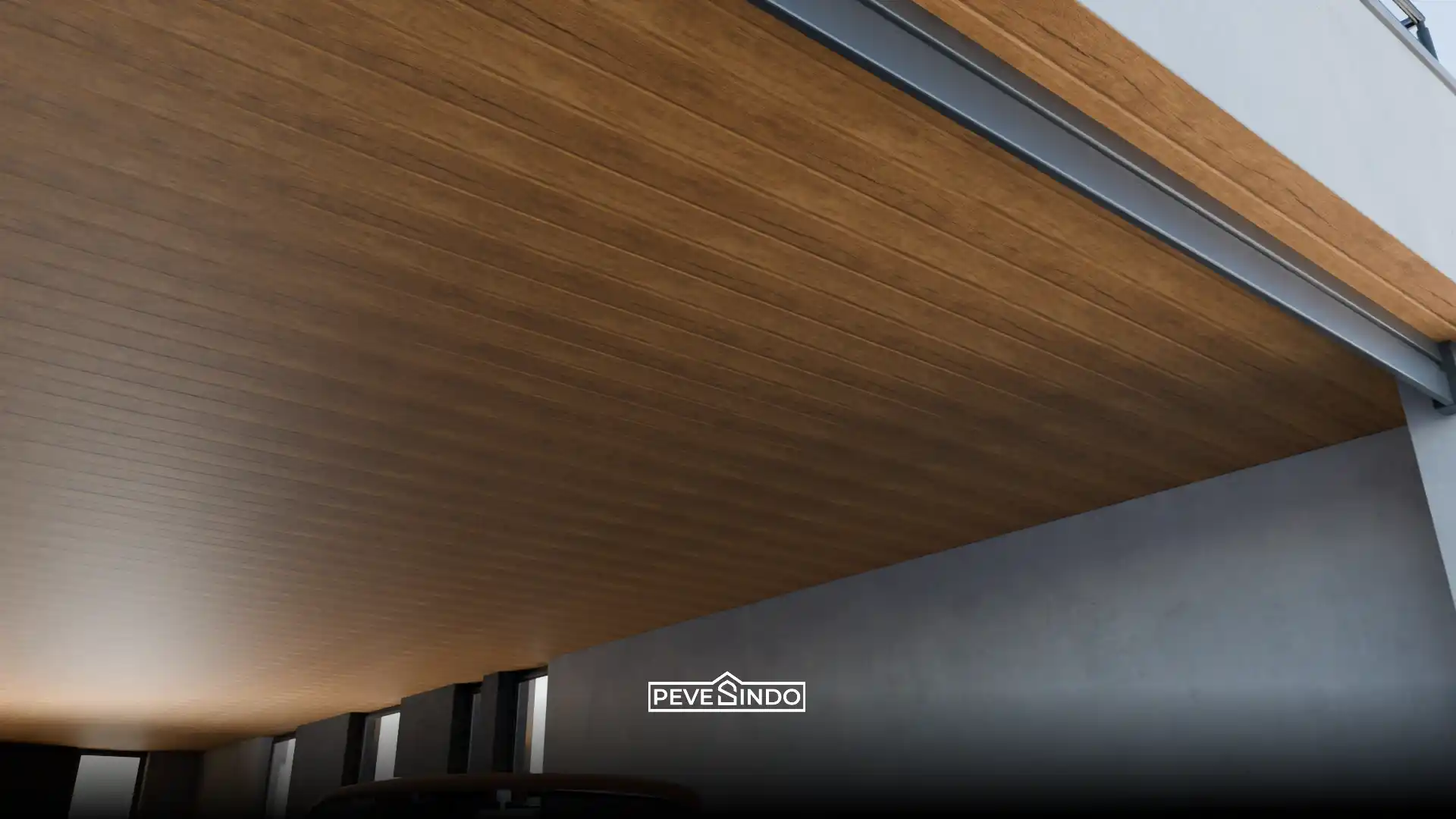 Langit-langit garasi berdesain modern minimalis menggunakan plafon PVC motif garis kayu cokelat yang awet, anti air, dan bebas rayap.