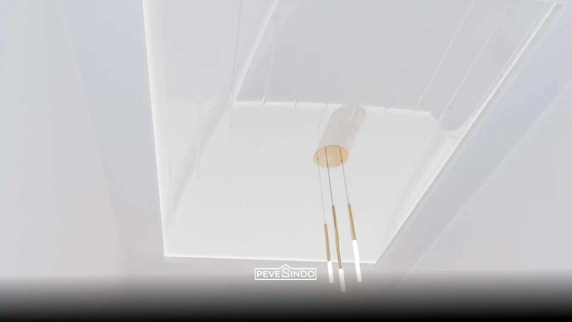 Pemasangan plafon PVC high gloss di ruang keluarga tanpa jendela untuk efek pantulan cahaya.