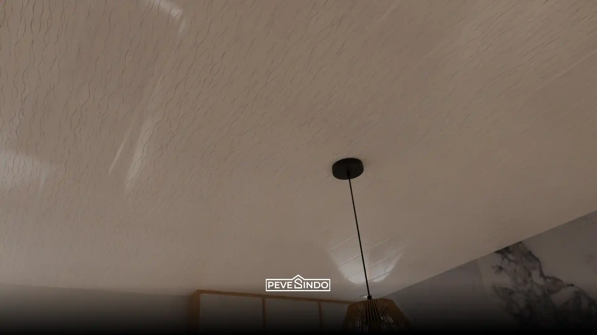 Detail tekstur plafon PVC berwarna putih dengan motif garis bergelombang abstrak yang elegan, terpasang rapi di kamar tidur bergaya Japandi dan dilengkapi dengan lampu gantung minimalis.