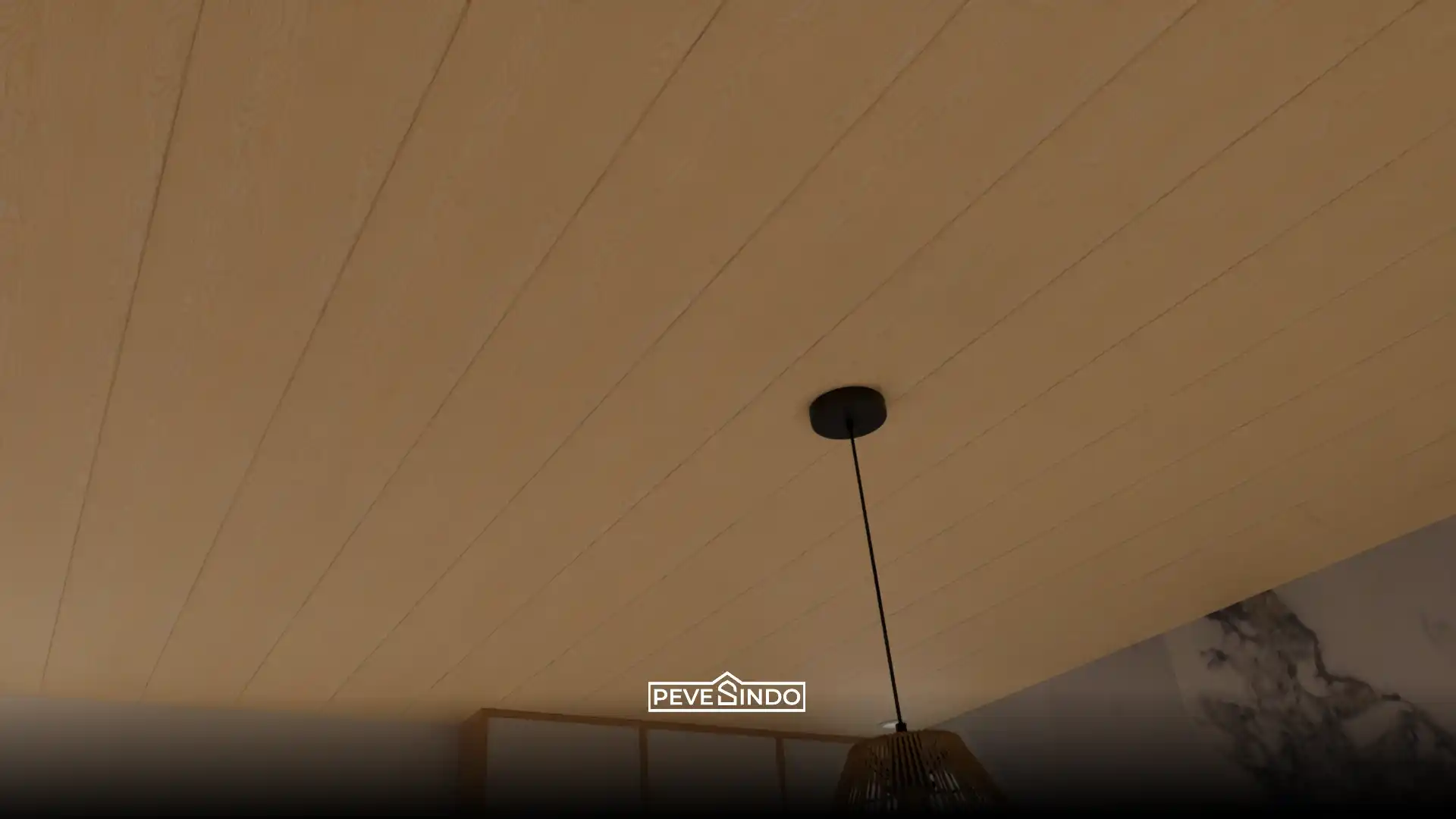 Detail pemasangan plafon PVC motif kayu natural dengan garis sambungan lurus yang rapi di kamar tidur Japandi, dilengkapi lampu gantung minimalis berwarna hitam.