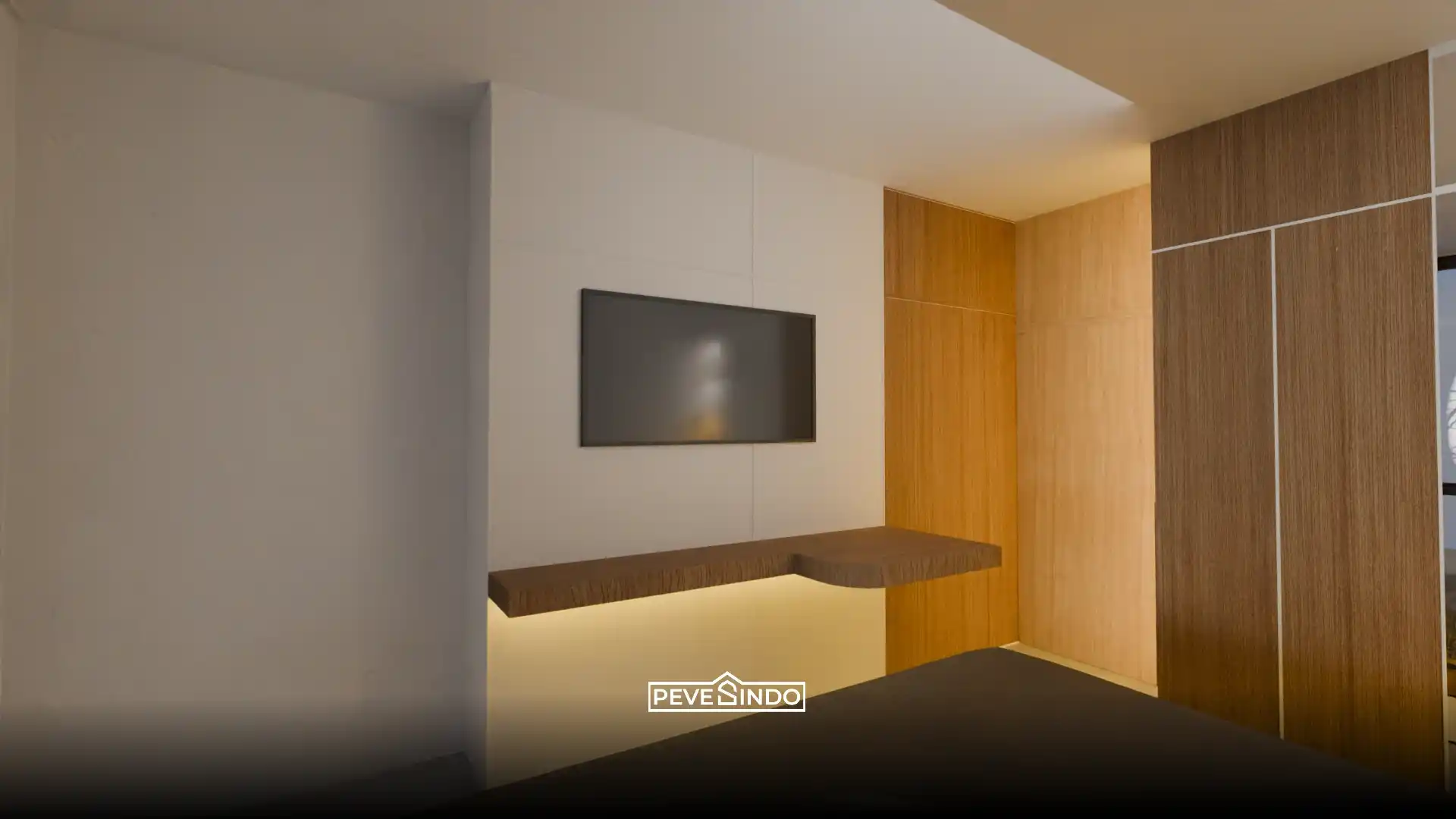 Desain backdrop TV kamar tidur minimalis modern memadukan panel putih bersih dengan aksen WPC wallpanel kayu dan rak gantung dari Pevesindo.