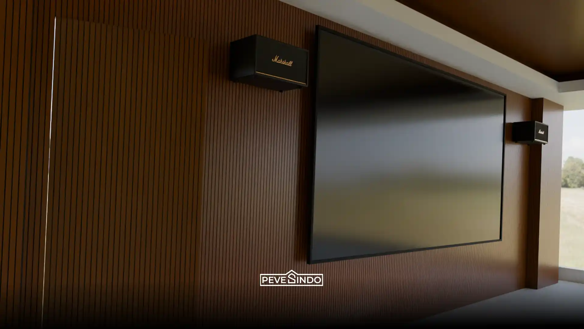 Desain dinding TV home theater modern dengan aplikasi full WPC wallpanel kayu cokelat yang menyamarkan pintu tersembunyi dari Pevesindo.