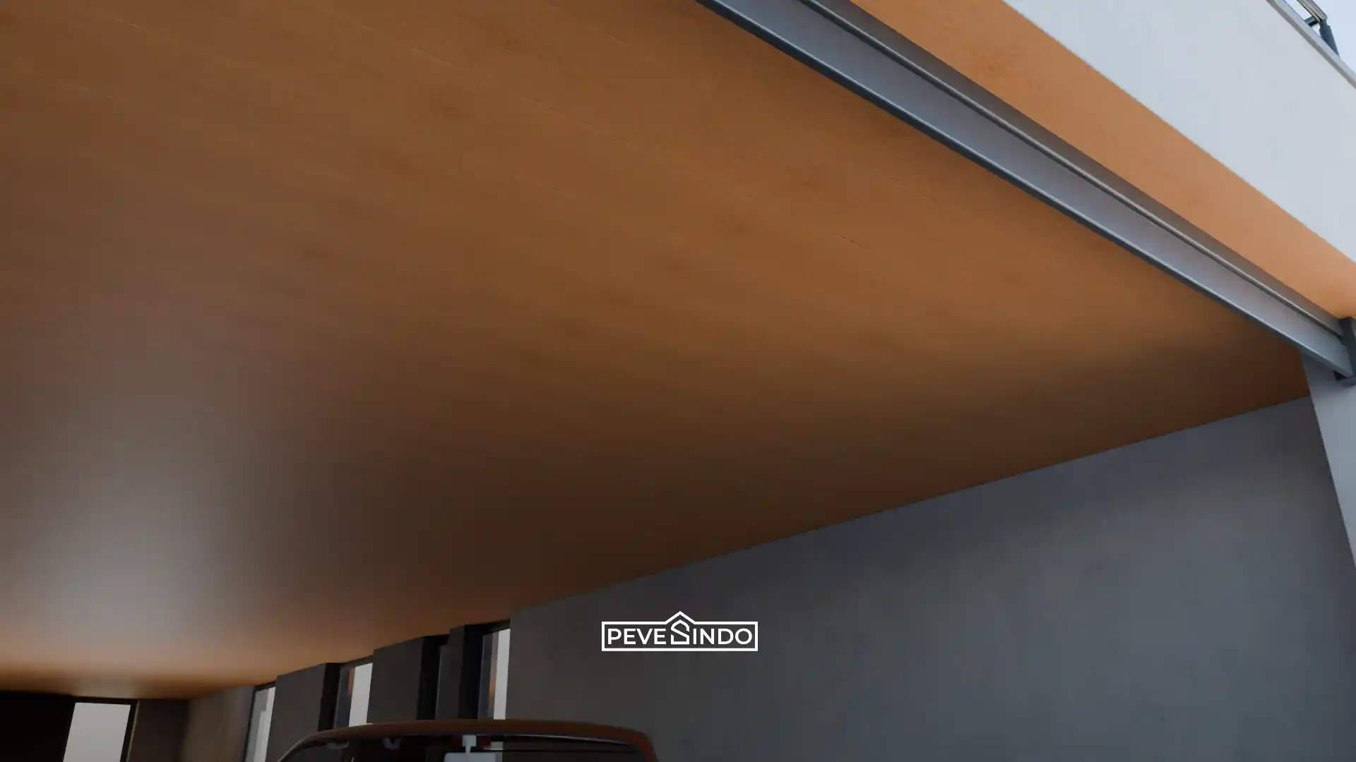 Plafon PVC motif kayu pada carport modern dengan nuansa abu-abu.