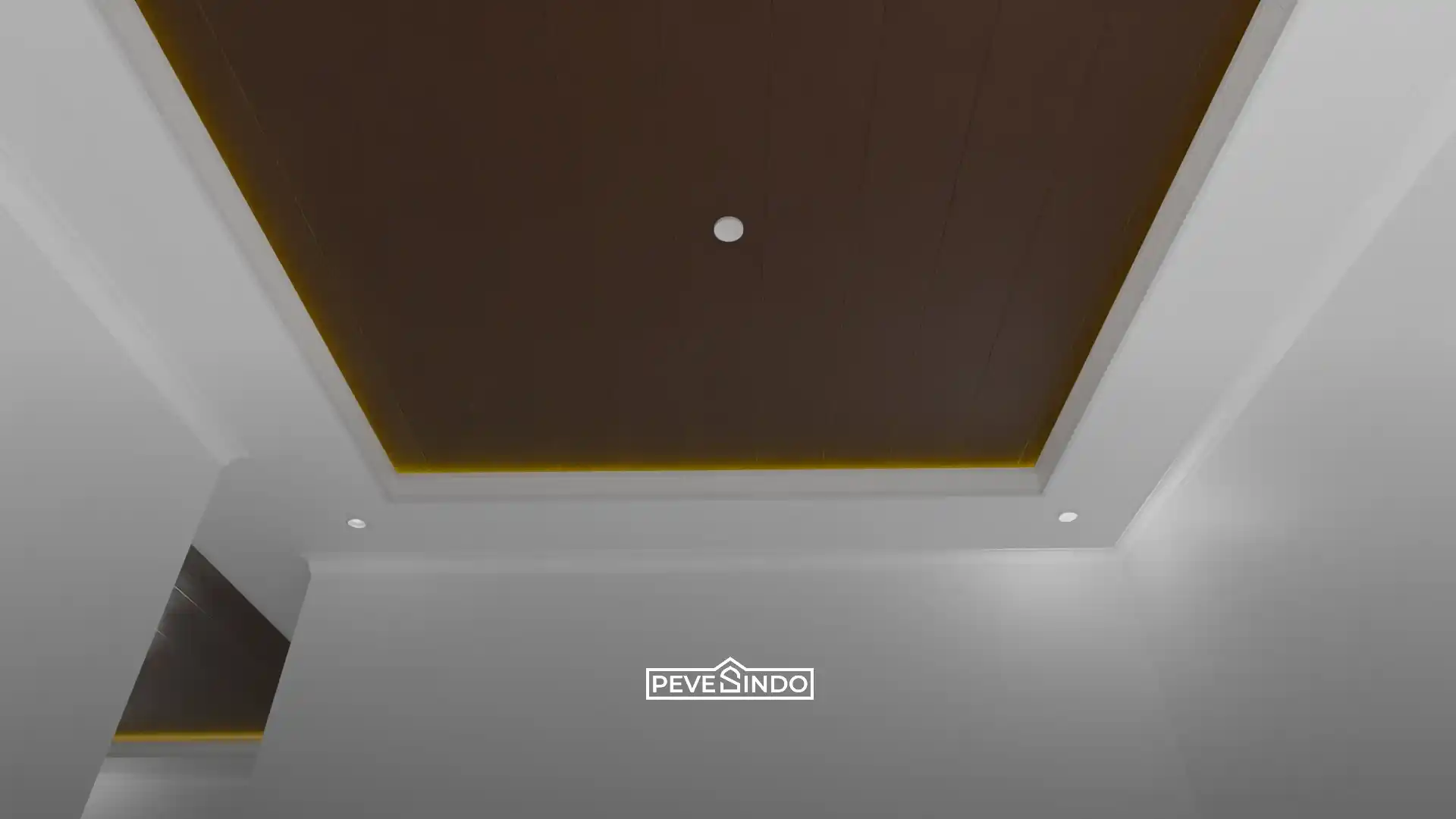 Inspirasi desain interior plafon PVC ruang tamu model drop ceiling warna coklat kayu dengan lampu LED warm white tersembunyi dan dinding putih bersih.