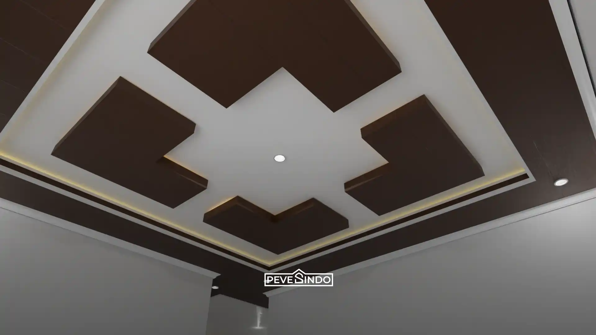 Desain plafon PVC modern dengan pola geometris bertingkat warna coklat tua dan putih yang dilengkapi lampu downlight serta pencahayaan aksen warm white.