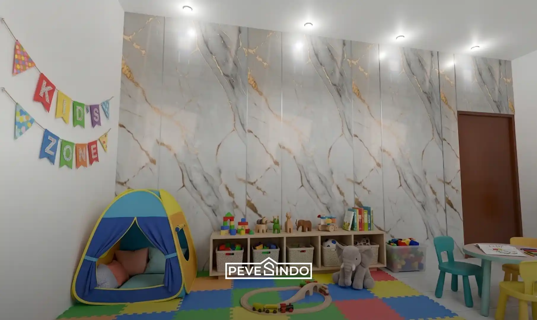 Ruang bermain anak dengan pelapis dinding interior yang mudah dibersihkan dari noda spidol.