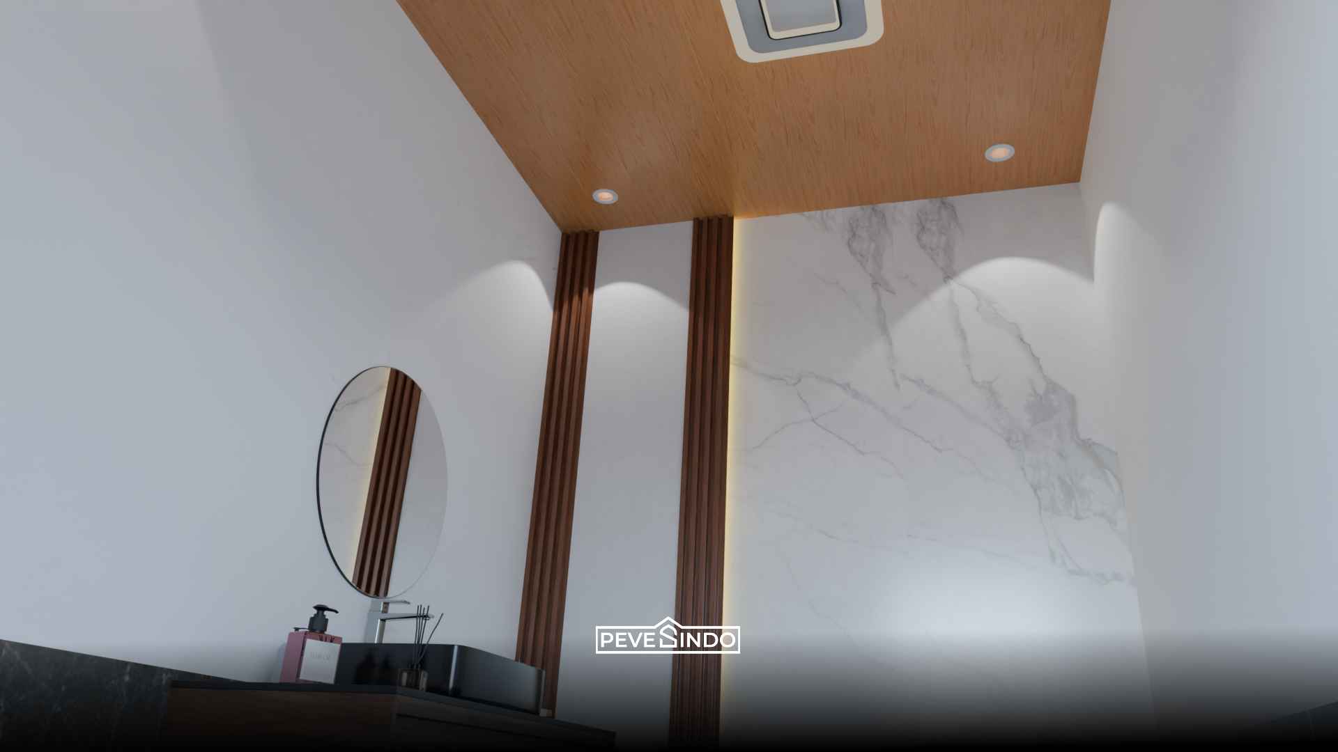 Desain area wastafel kamar mandi bernuansa hangat dengan plafon PVC motif kayu natural, pelapis dinding UV board marmer putih, dan aksen wallpanel WPC yang tahan air.