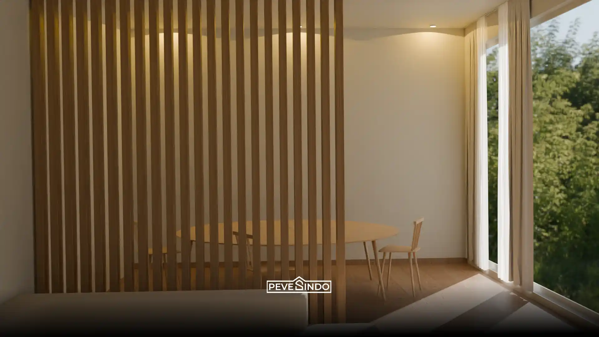 Partisi ruangan vertikal dari kisi-kisi WPC memisahkan area ruang makan bernuansa hangat dengan lantai SPC motif kayu natural.