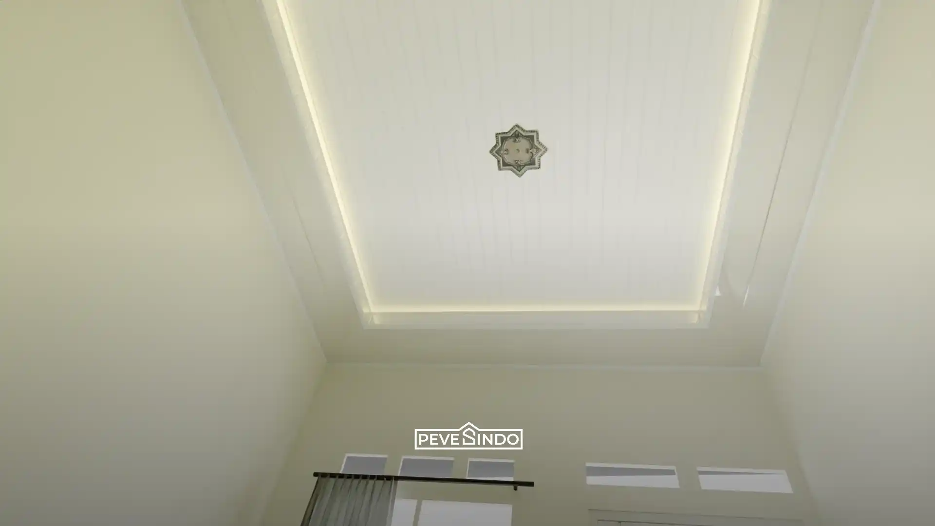Cara rapi menyembunyikan driver dan kabel lampu LED di balik plafon PVC model drop ceiling.