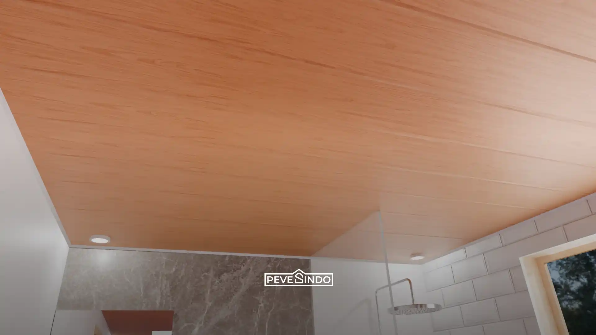 Pemasangan plafon PVC flat motif kayu terang di kamar mandi modern yang tahan air, anti jamur, dan bebas rayap.