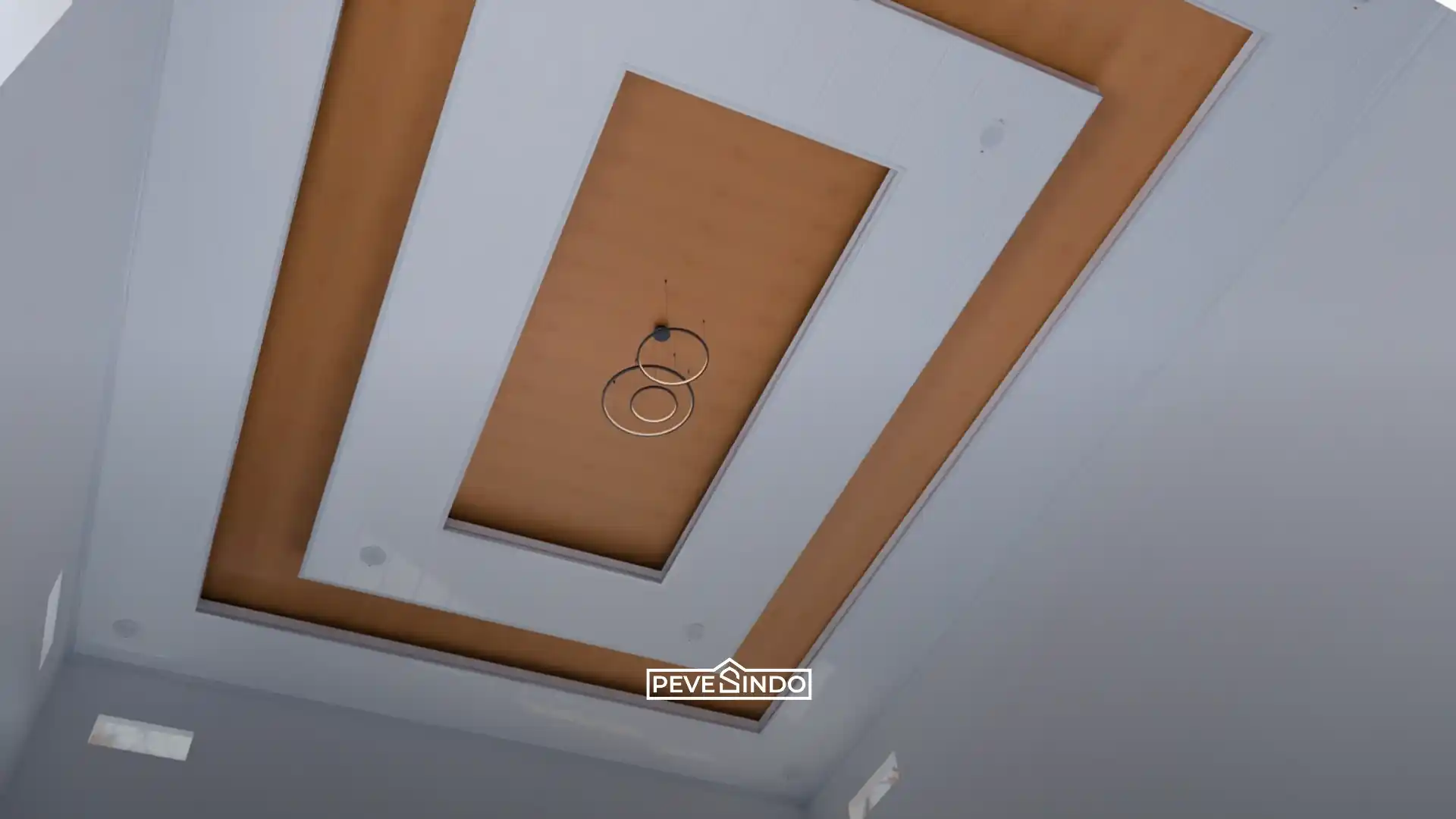 Visual plafon PVC drop ceiling minimalis dengan perpaduan panel putih glossy dan motif kayu cokelat muda yang artistik.