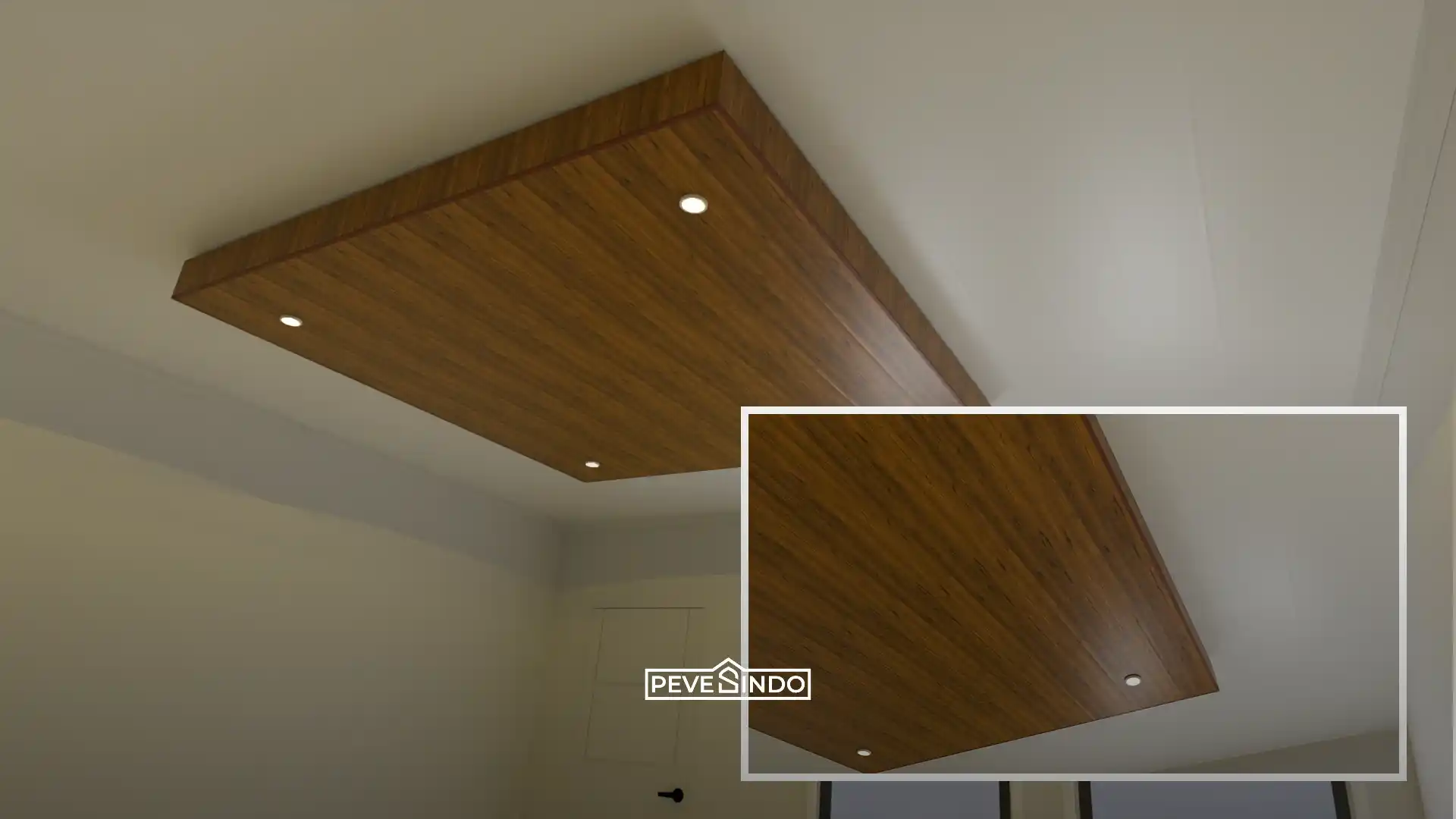 Instalasi plafon pvc dengan lampu tersembunyi warna warm white di tepi sudut ruangan kamar tidur.