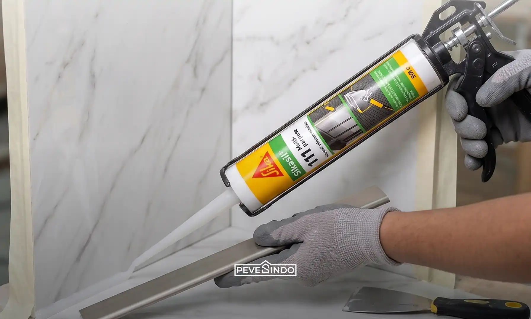 Lis aluminium dipasang pada sudut UV Board untuk menutupi sambungan agar lebih rapi.