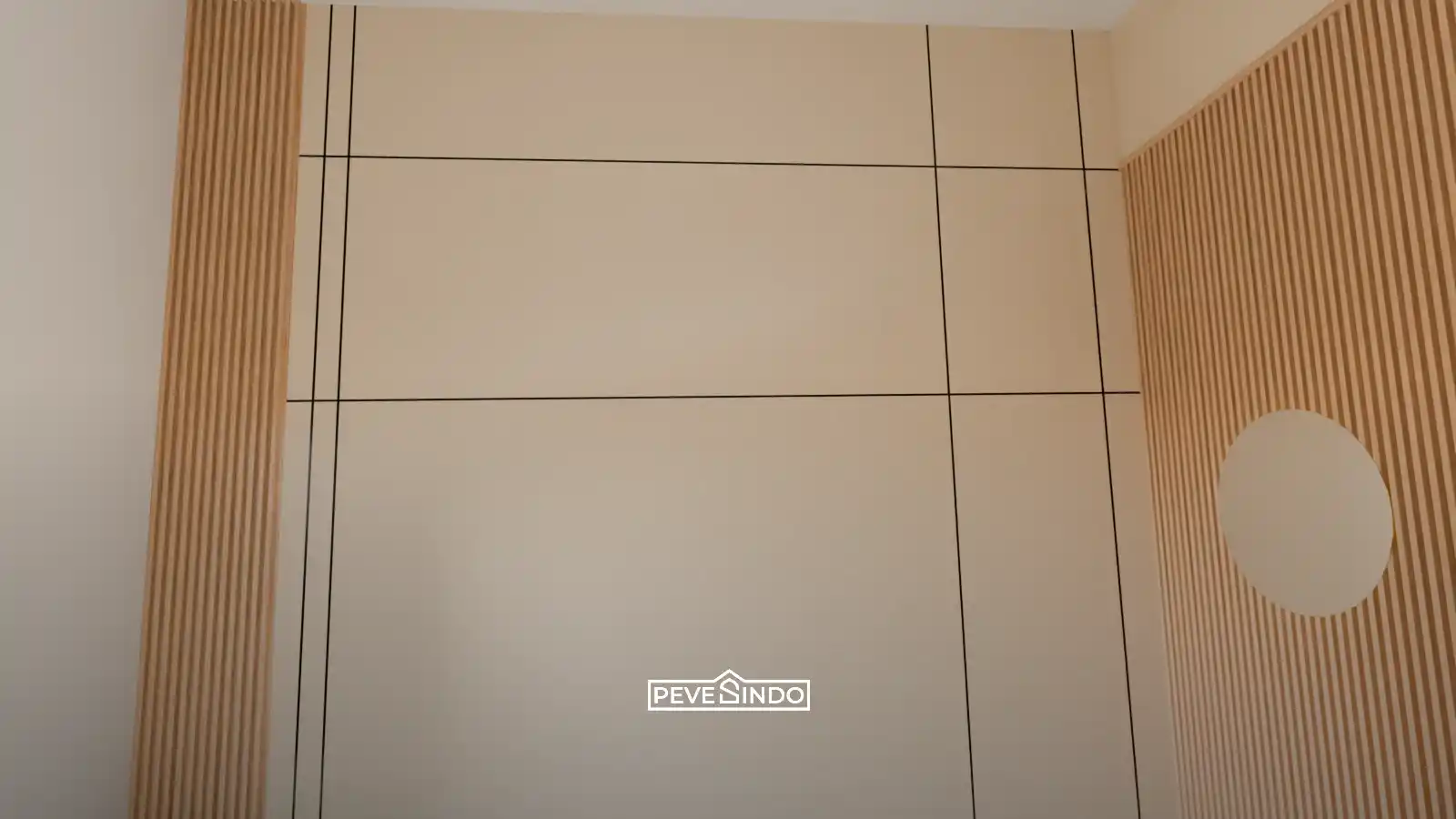 Dinding interior cafe yang dilapisi WPC wall panel bergelombang untuk membantu mengurangi kebisingan.