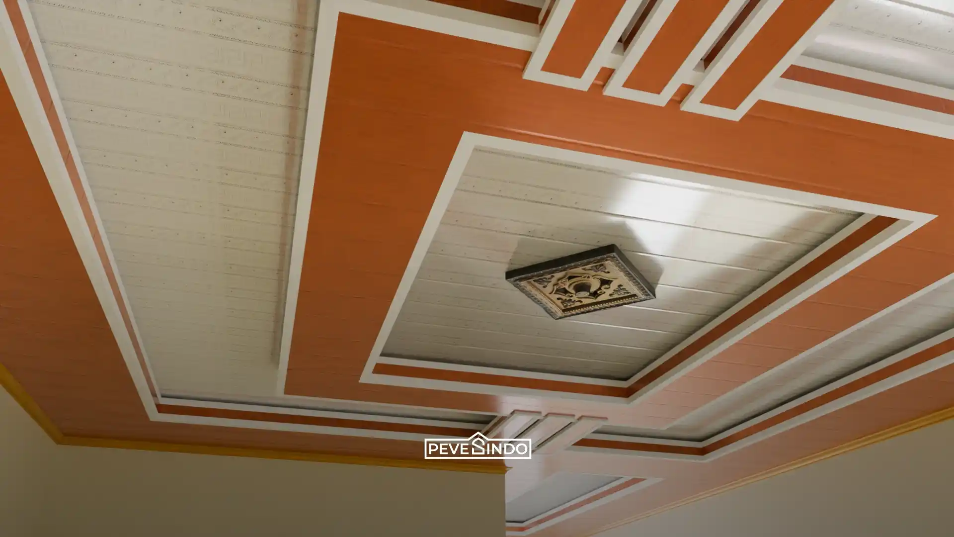 Pemasangan plafon PVC motif kayu di ruang keluarga yang rapi dan tahan terhadap rembesan air.