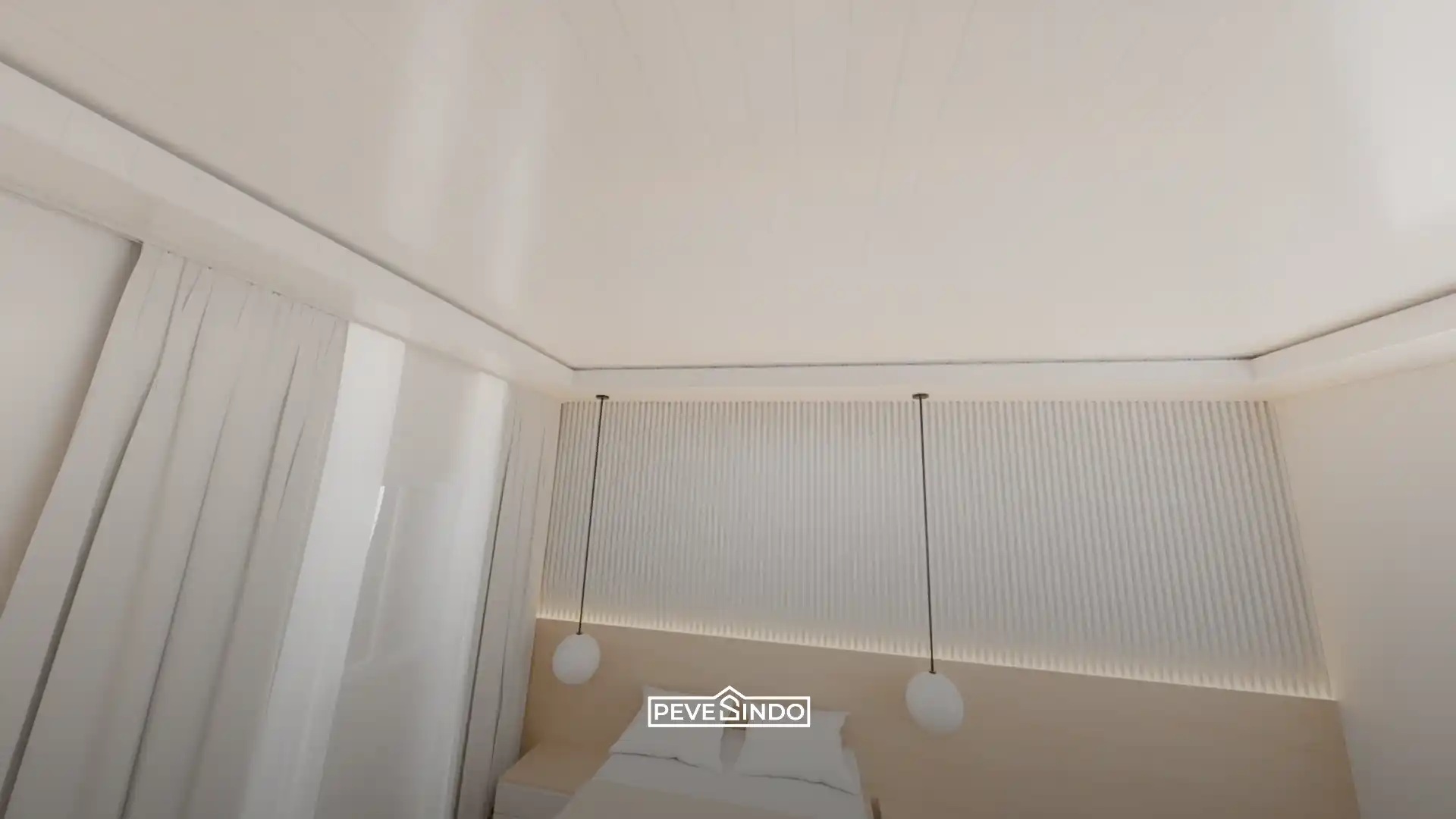 Plafon PVC anti air terpasang di kamar tidur untuk mengurangi risiko noda akibat rembesan.