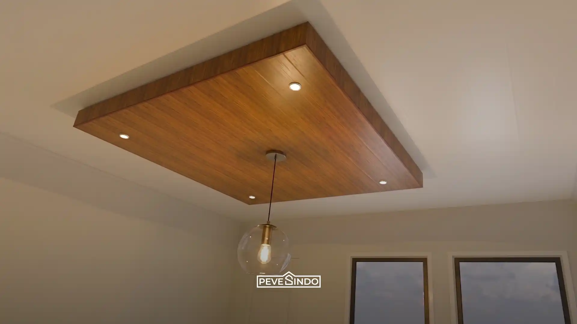 Drop ceiling plafon PVC yang menyembunyikan instalasi kabel lampu gantung.