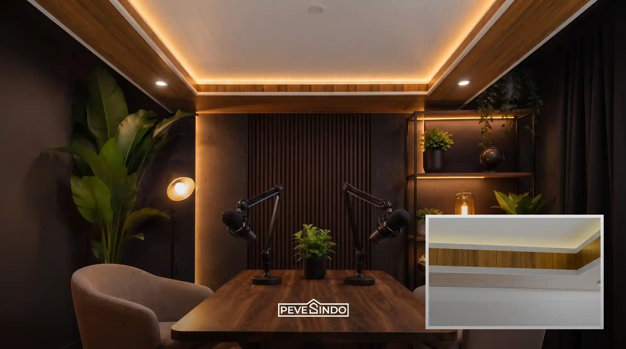 Desain interior studio podcast estetik dengan drop ceiling menggunakan kombinasi plafon PVC putih dan lis motif kayu 4 meter dari Pevesindo, dilengkapi pencahayaan hangat.