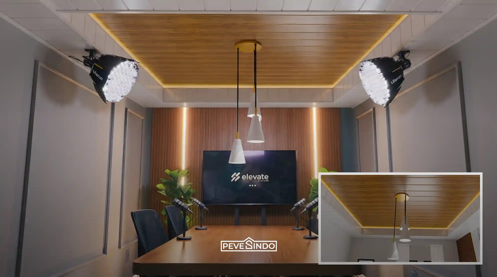 Desain drop ceiling pada studio podcast menggunakan plafon PVC motif kayu natural berukuran 4 meter dan panel putih dari Pevesindo yang dilengkapi lampu gantung estetik.