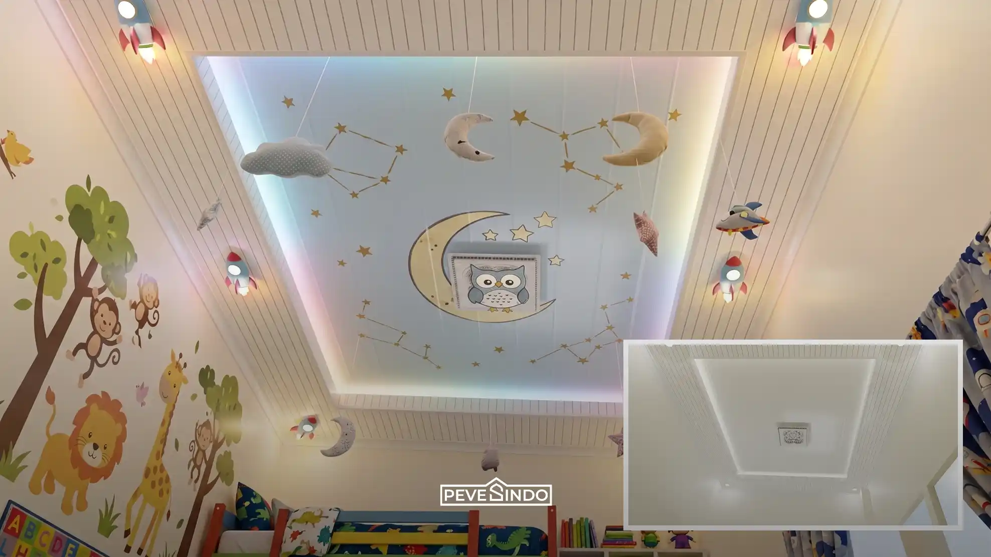 Plafon PVC terang Pevesindo model drop ceiling kombinasi panel putih garis dan biru dengan dekorasi tata surya di ruang belajar anak.