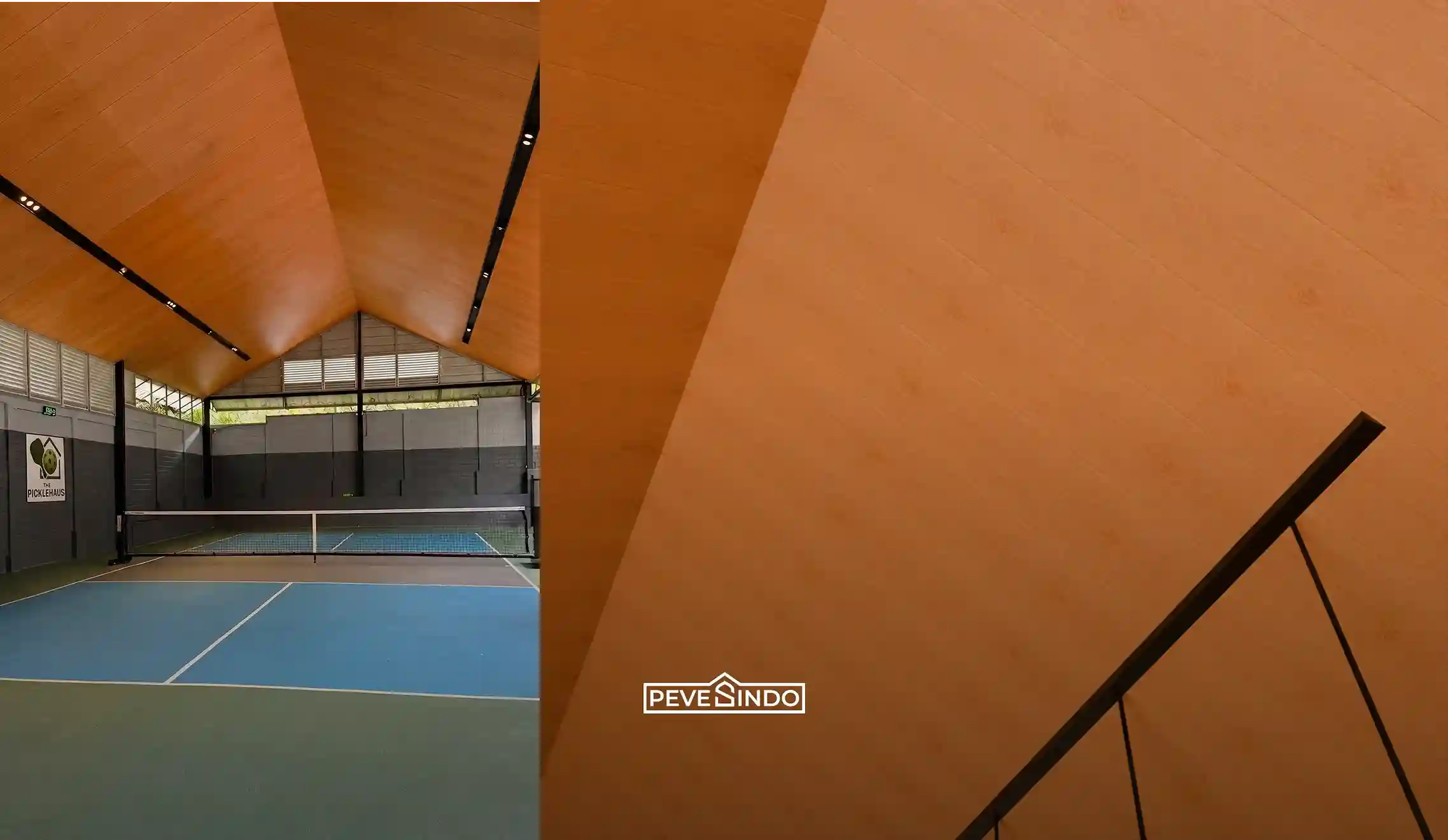 Interior lapangan pickleball indoor dengan atap tinggi yang mengaplikasikan plafon PVC motif kayu natural bernuansa modern.