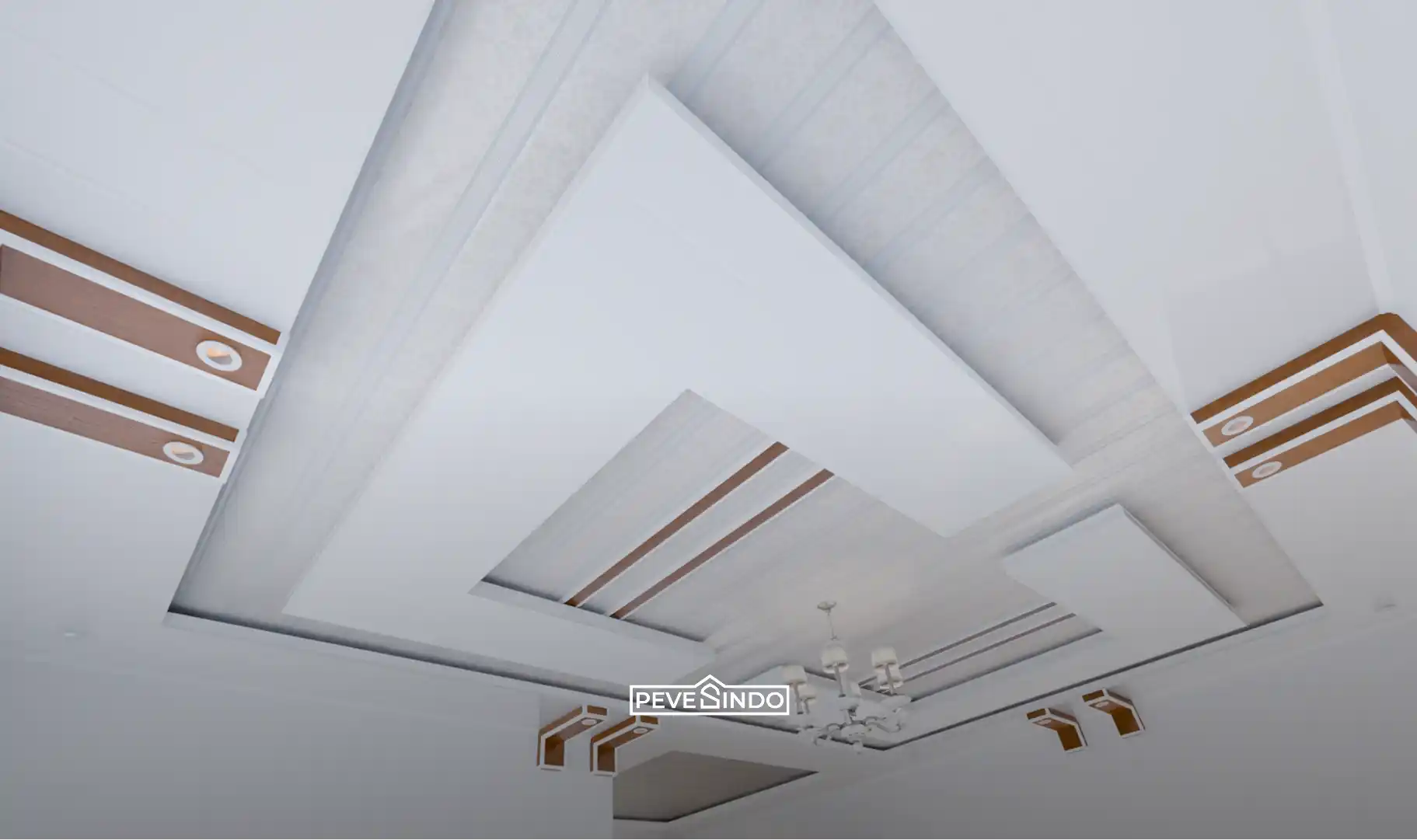 Desain plafon PVC bertingkat modern bergaya geometris warna putih dengan aksen panel motif kayu dari Pevesindo, dilengkapi lampu downlight dan lampu gantung elegan.