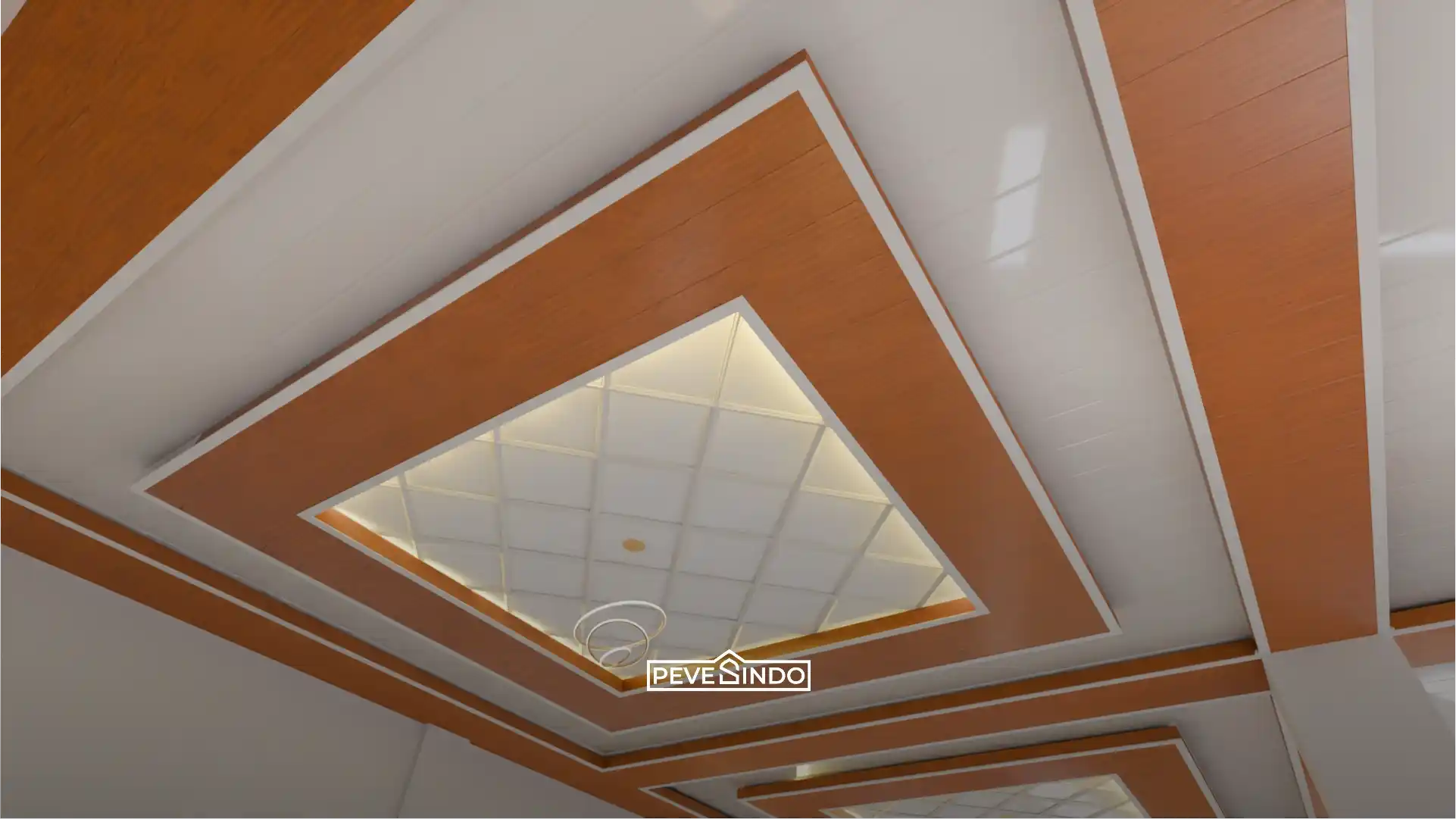 Desain plafon PVC bertingkat menampilkan bingkai tebal motif kayu Pevesindo yang mengelilingi area tengah putih beraksen garis, dilengkapi dengan pencahayaan hidden LED bernuansa hangat.